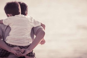 大聲對父親說“我愛你“