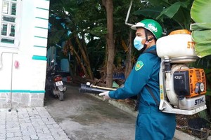 平政縣職能幹部正在噴灑滅蚊蟲藥劑。