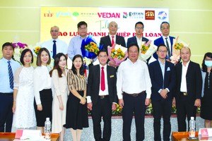 市財經大學領導與台灣企業代表合照留念。