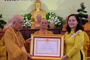 市人民議會主席阮氏麗向釋靜幸和尚頒授二等勞動勛章。