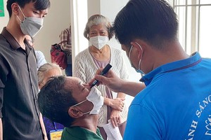 負責人為眼疾患者打記號準備施手術。