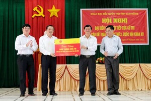 林同省國會代表團向貧戶贈送禮物。