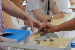 6月19日，在法国南部城市尼斯，一名市民来到投票站投票。