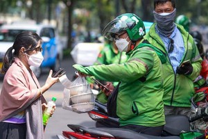 送貨員在第一郡交網購食品。