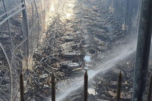 PC08管理的違規車輛和贓物扣留所失火現場。