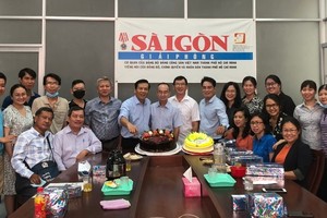 華文《西貢解放日報》領導與職員慶賀越南革命報刊日。