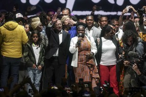 6月19日，左翼競選聯盟“哥倫比亞歷史公約聯盟”候選人古斯塔沃·佩特羅（前左三）與他的競選搭檔弗朗西亞·馬爾克斯（前左四）在哥倫比亞首都波哥大慶祝大選獲勝。新華社發（帕斯攝）