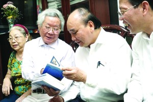 國家主席阮春福與楊仲逸同志親切交流。