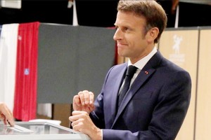 法國總統馬克龍在第二輪立法選舉時投票。