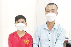 阮曰尾與兒子阮曰國映來報社求助。