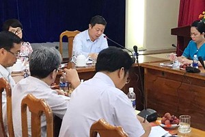 市人委會副主席楊英德主持與第五郡 的會議。