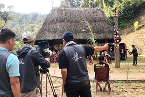 《Live Full in Vietnam》製作團隊考察廣南省背景。