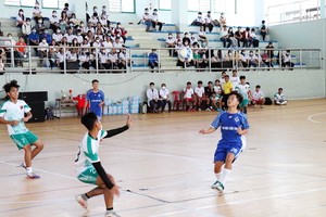 越南和柬埔寨大學生參加室內５人制足球友誼賽。