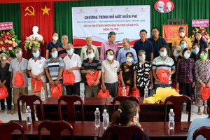 培德精舍與仁和貧病者輔助 分會代表與術後的白內障病人 合照。