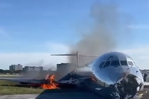 一架客機在美國邁阿密國際機場降落時起火