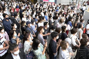 參院選舉發佈公告後，選民們傾聽街頭演說。6月22日下午攝於橫濱市。（共同社）