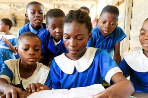 在喀麥隆，流離失所的孩子在學校上課。