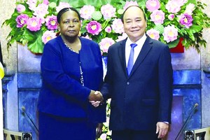 國家主席阮春福接見莫桑比克 議會議長艾斯蘭佩薩‧比亞斯。