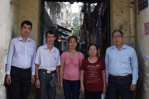 第五郡第十一坊領導和穗華里的居民參加修葺儀式。