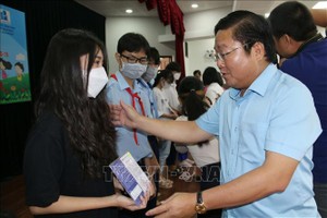 市勞動與榮軍社會廳長黎文聽發存摺給受疫影響的學生。