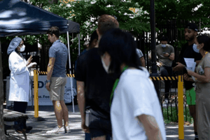 當地時間6月24日，美國紐約市政府在曼哈頓開設臨時診所，為易感人群接種猴痘疫苗。