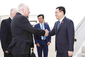 匈牙利議會副議長伊什特萬‧雅各布到機場迎接國會主席 王廷惠一行。