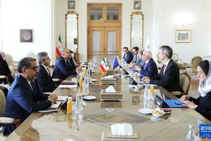 6月25日，伊朗外長阿卜杜拉希揚在德黑蘭和歐盟外交與安全政策高級代表博雷利舉行會晤。新華社發（伊朗外交部供圖）