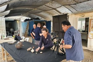 考古人員在遺址發現大批文物。