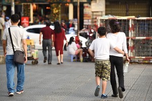 父母應該經常與孩子為伴，而當孩子與同學發生糾紛時要保持冷靜。