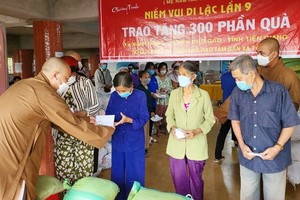 釋明福大德向前江省窮人派發慈善禮物。