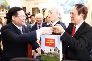 國會主席王廷惠向在匈牙利越南人社群贈送禮物。