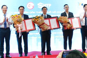 市人委會主席潘文邁向投資商頒發項目調整證書。