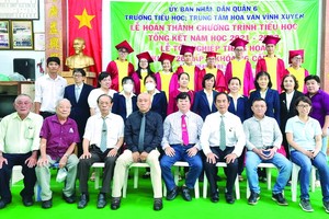 潁川董事會、校委、老師與畢業生合照。