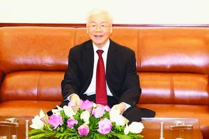 阮富仲總書記與柬人民黨主席洪森通電話