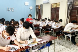 第五郡雄王高中學校正積極為學生複習功課。