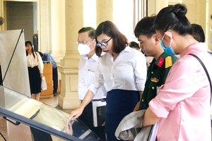 參觀者在胡志明市博物館展區體驗 指南觸摸屏。