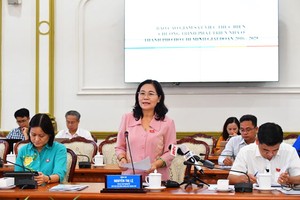 市人民議會主席阮氏麗在監察會議上致詞。