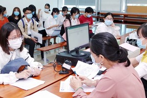 大學生可以從企業獎學金中獲得輔助學費。