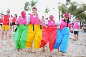 來越國際遊客參加海灘遊戲。