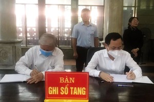 市領導在吊唁簿上留言。