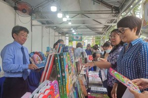 第五郡領導參觀各展覽區。