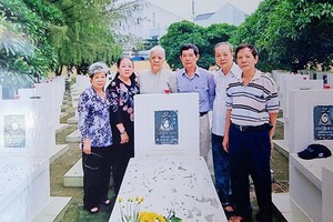 孫盛強同志（右二）與戰友拜祭烈士。