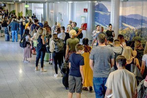 7月2日，德國法蘭克福國際機場的安檢隊伍。