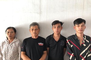 偷竊屋主財產的范氏思、阮黃俊、阮黃明和陳黃霖 在公安機關。