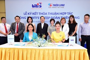 平仙公司總經理尤麗娟（右）與天龍集團 總經理陳芳娥簽署合作合同。