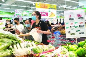 各家超市推出多項促銷活動以留住客戶。