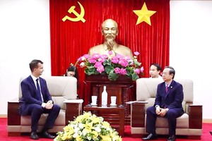 歐文‧德巴里亞秘書長近日與平陽省人委會領導人會晤。 