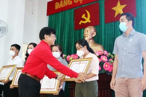 第五郡紅十字會主席黎勛峰向熱心個人 頒發獎狀。