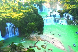 如詩似畫的板約瀑布。