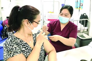 郡人委會主席黎氏青草接種疫苗。